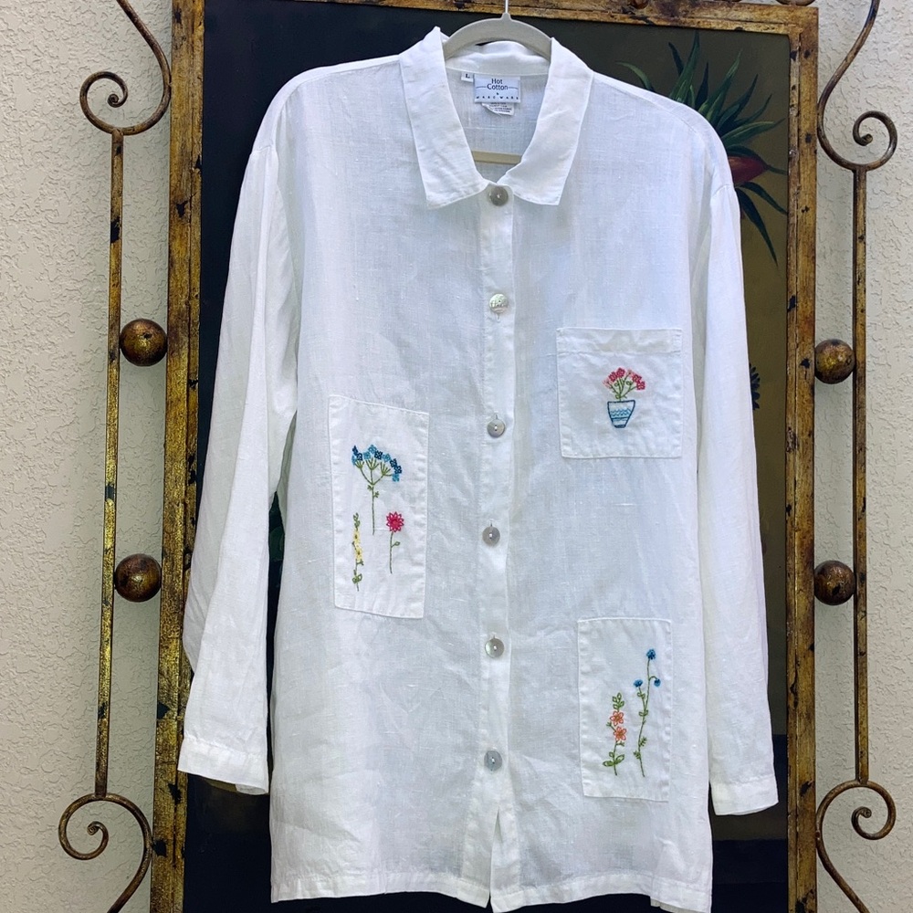 Vtg Hot Cotton 100% Linen Embroidered Top, Mother-of-pearl Buttons, P2P 25 in.